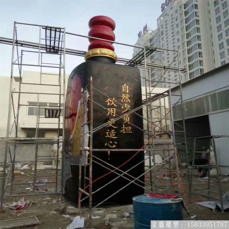 玻璃鋼大型酒瓶雕塑，酒廠仿真酒瓶雕塑定制3