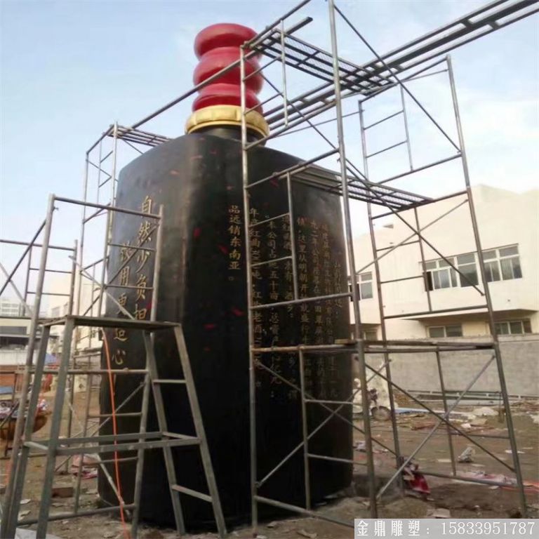 玻璃鋼大型酒瓶雕塑，酒廠仿真酒瓶雕塑定制4