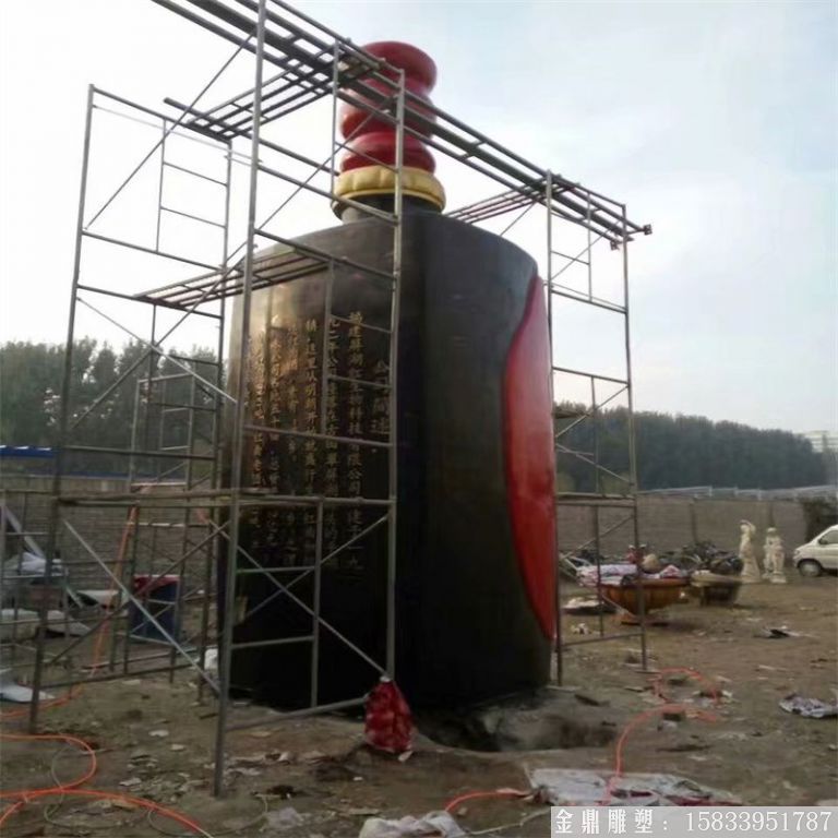 玻璃鋼大型酒瓶雕塑，酒廠仿真酒瓶雕塑定制5